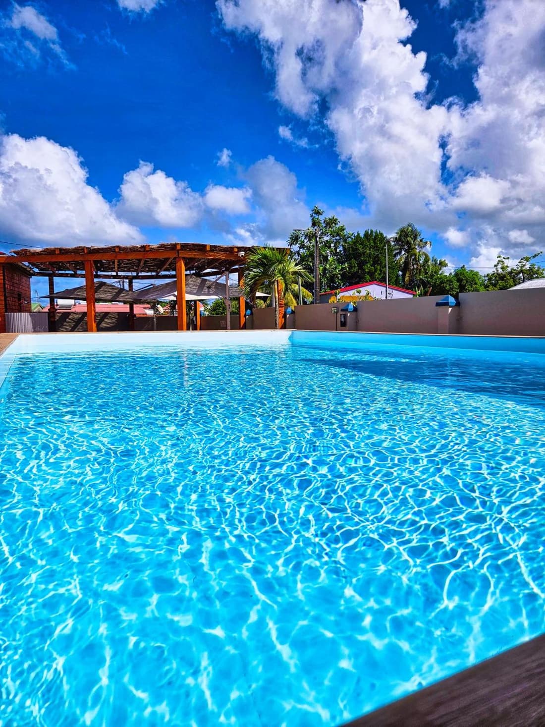 Évasion en Plein Cœur de Port-Louis T2 avec Piscine, Jacuzzis, Sauna, Tapas & Mocktails