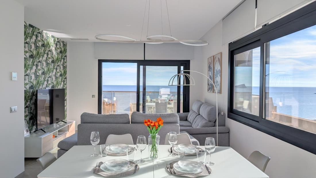 SUNSET CLIFFS azure apartment