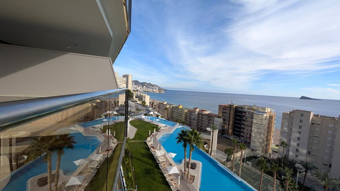 SUNSET CLIFFS azure apartment