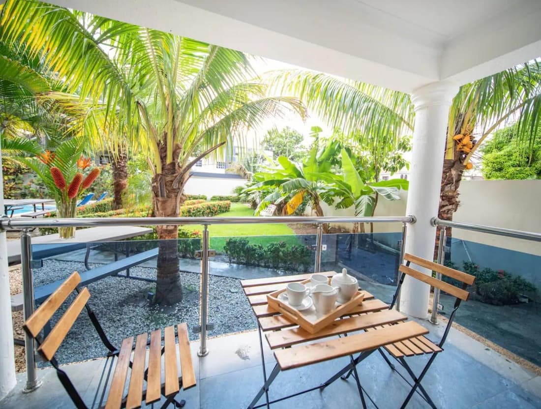 Stylish 1r-1b Apt Near The Beach And Main Street