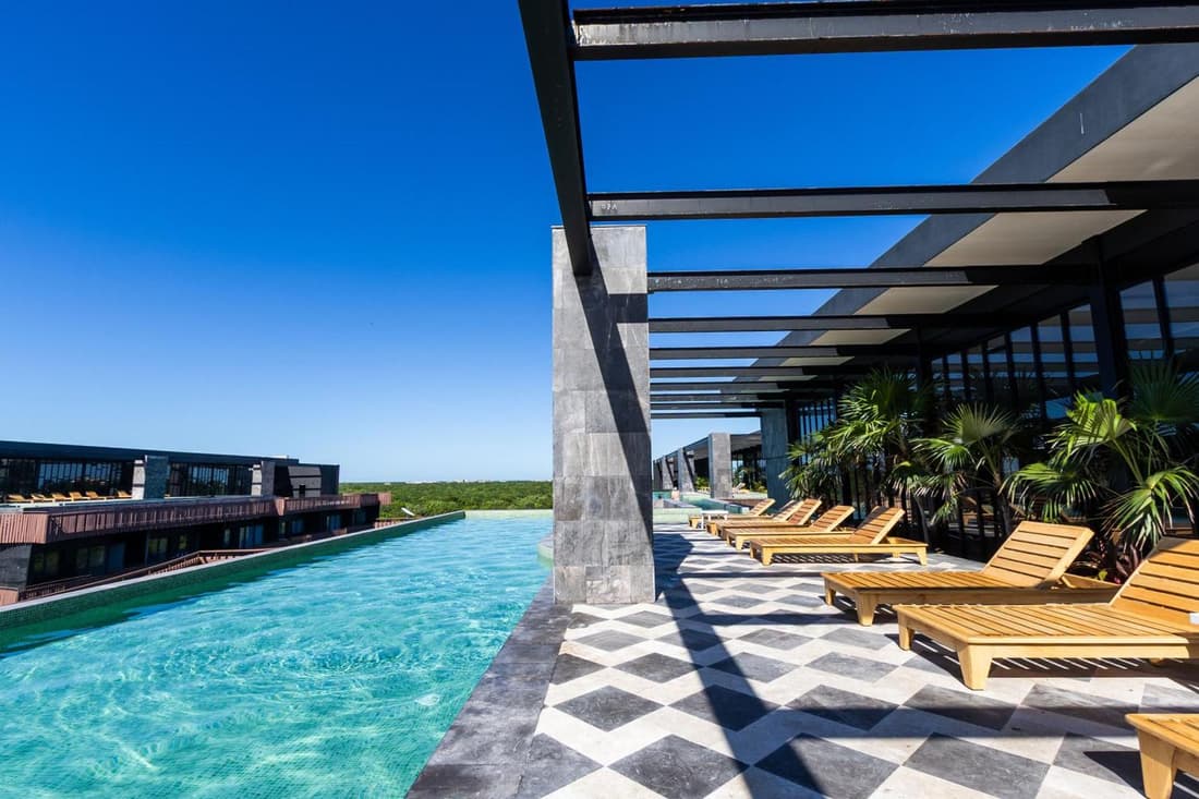 1BR - Sea View Rooftop pools steps to Beach & Jaguar Park