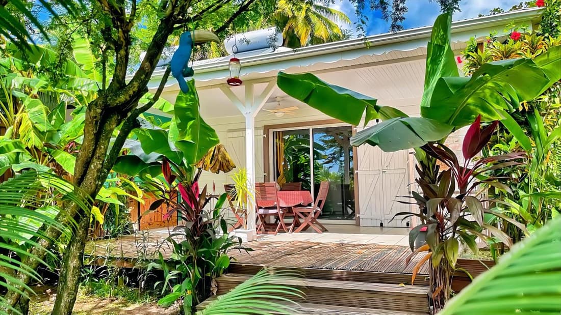 MAJO LOUNGE dans un jardin tropical vue mer ,5 min de la plage Caraïbe