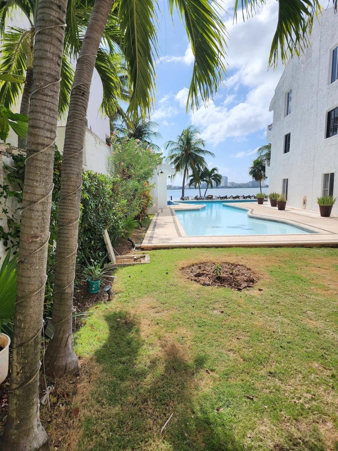 Apartment with a lagoon view