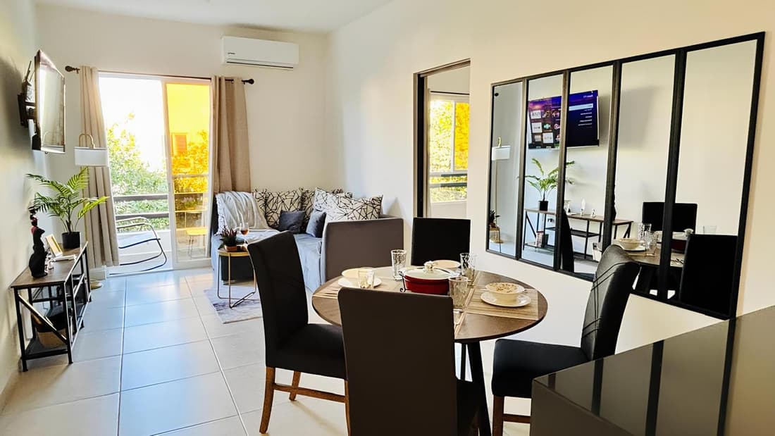 Departamento moderno con alberca ideal para una escapada cómoda
