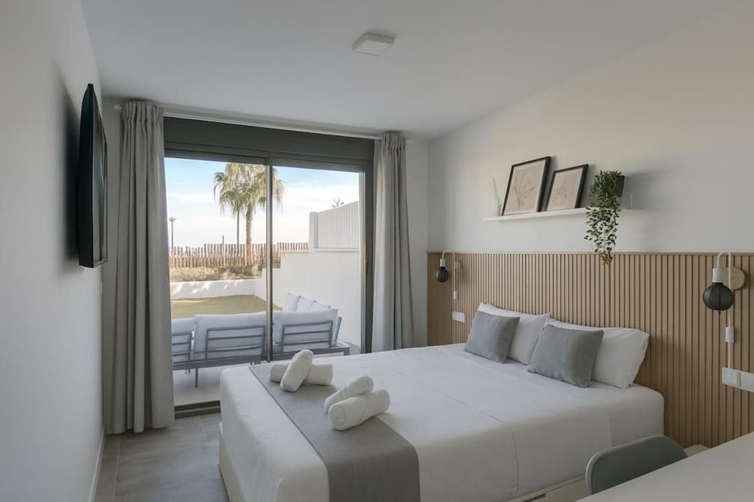 Apartamento frente a la piscina, gran jardín y vistas al mar