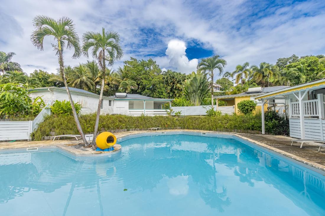 Le Curaçao, kaz dans jardin tropical avec piscine