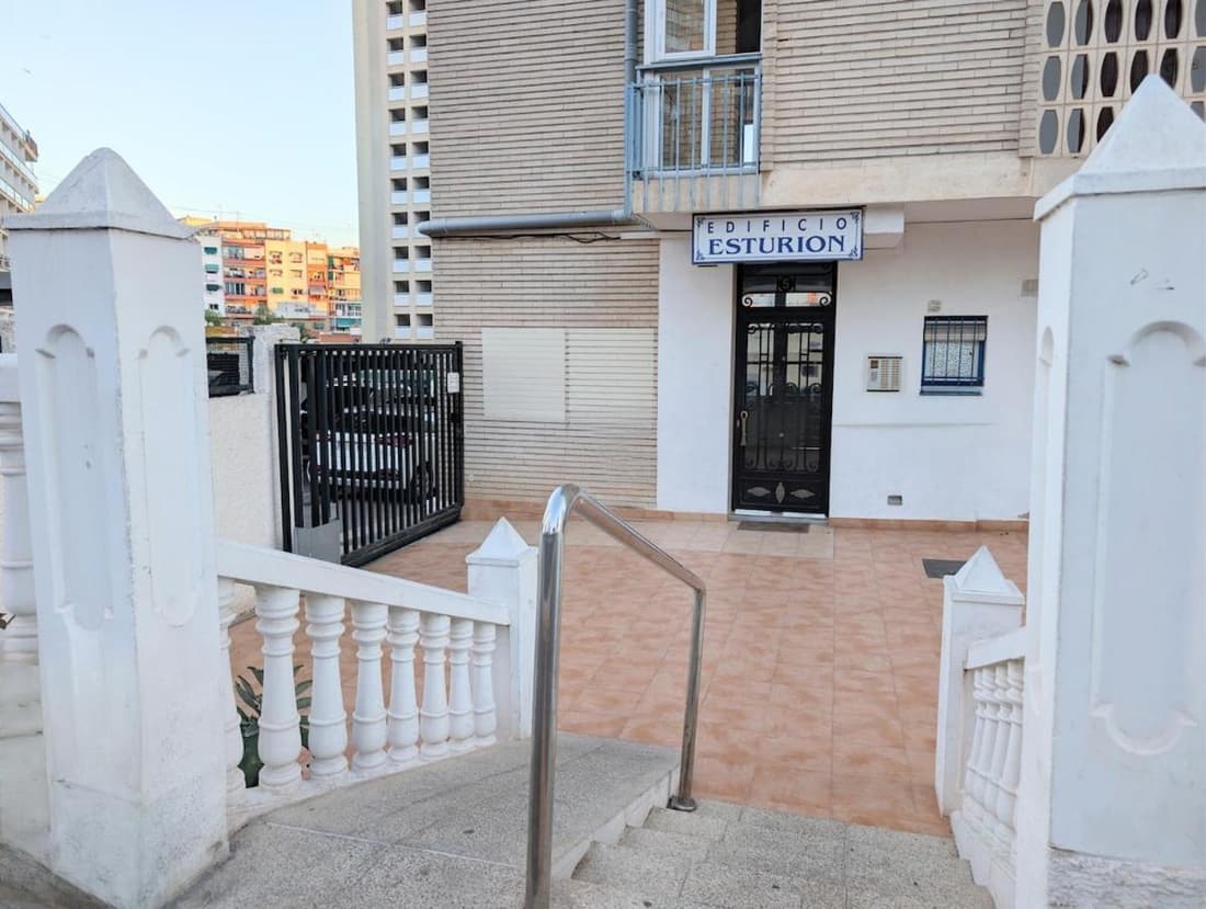 Apartamento moderno con piscina y parking privado