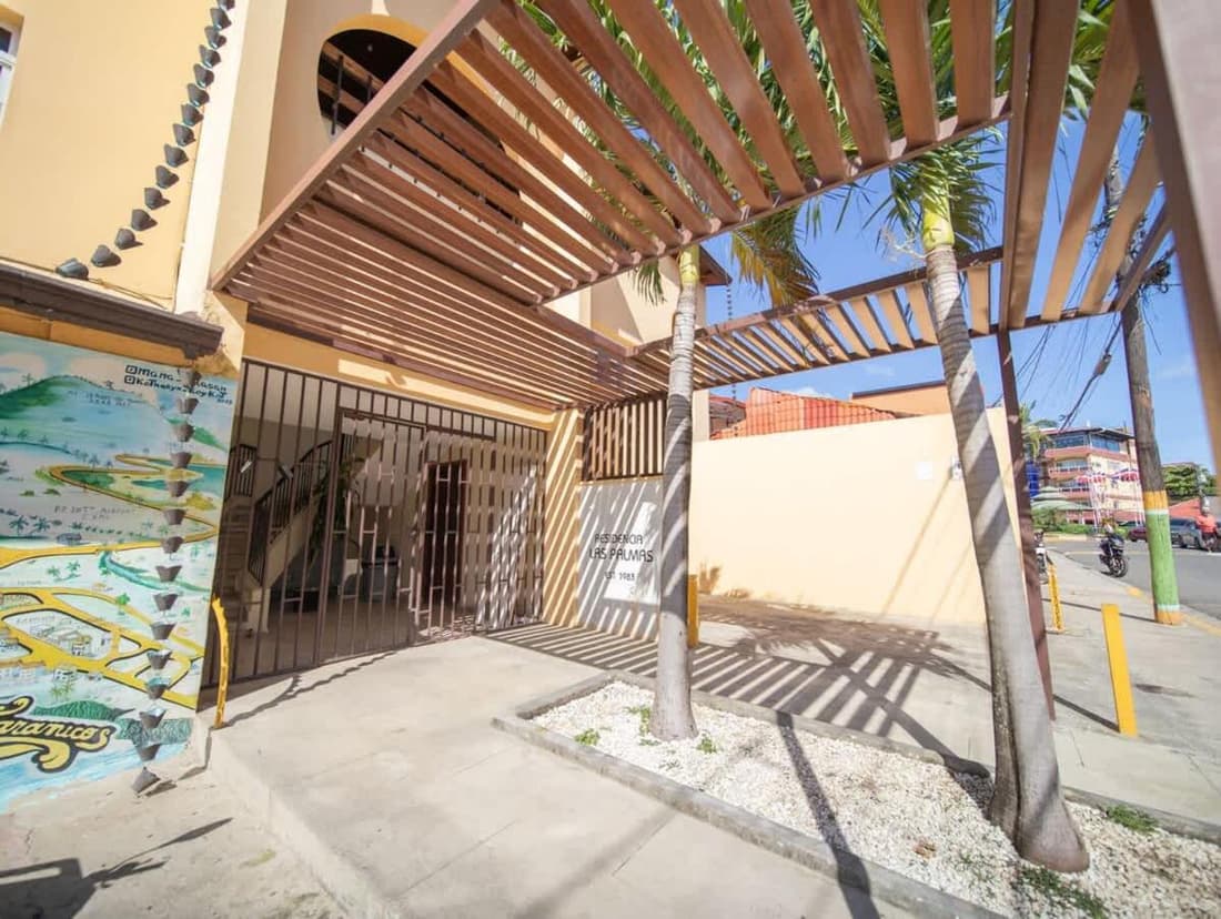Colonial 2BR Apartment 2 mins walk to beach