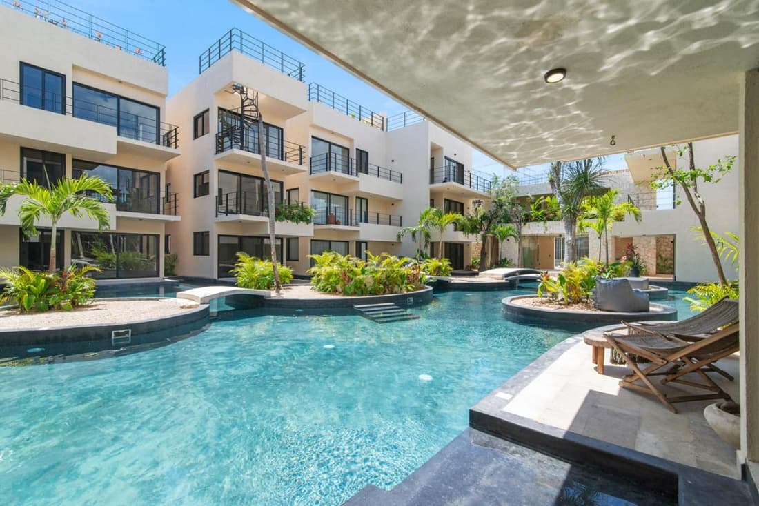 Boho chic 2BR with swim-up pool near the beach