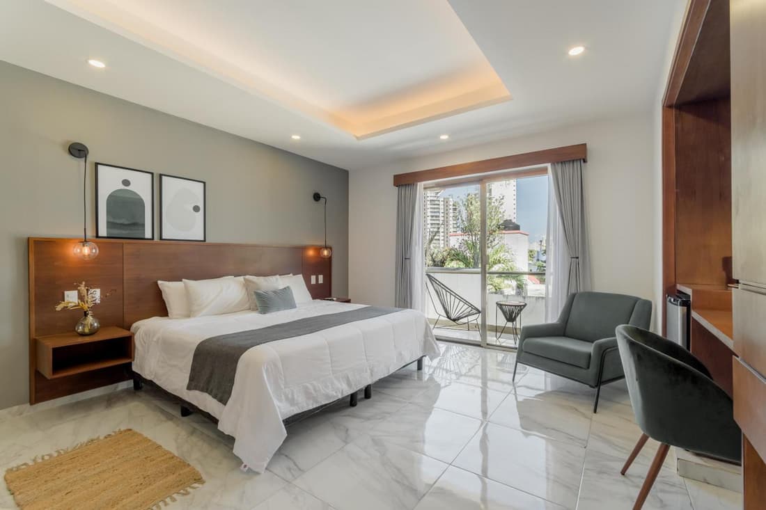 CASA LIMA- Executive Design Suites