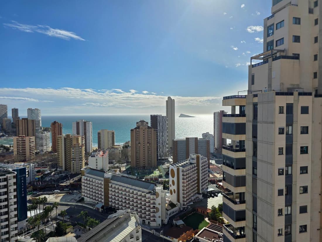 Piso a estrenar con vistas al mar en Playa Levante - Piscinas, parking y confort total
