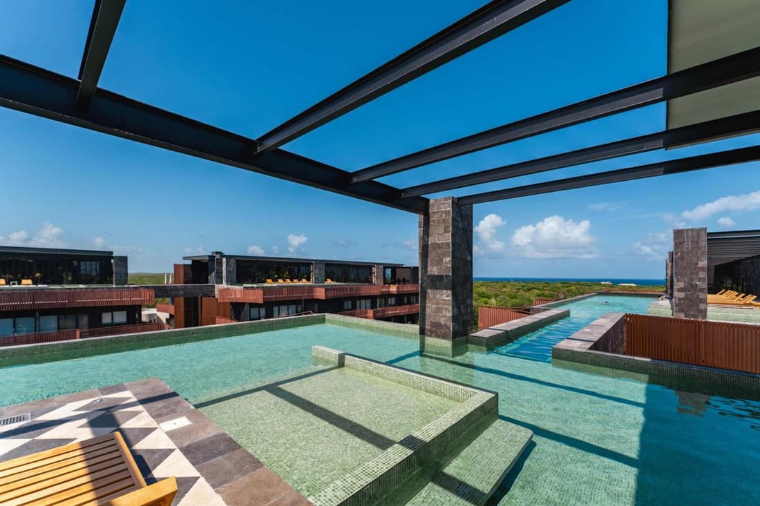 AMIRA Luxury 3BR PH with Rooftop Pool & shared Gym