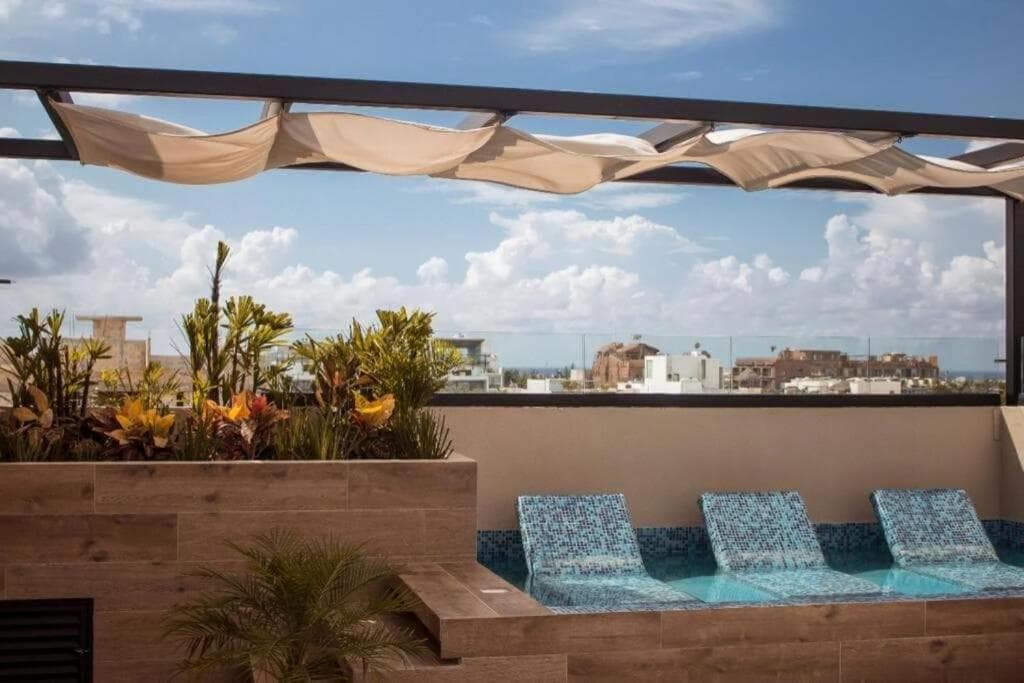 Beachside Studio & Jacuzzi Bliss