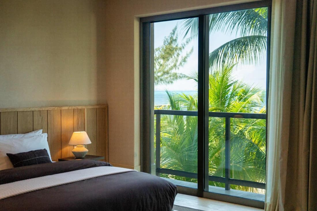 Caribbean Vibes - 4BR - Beachfront Pool & Relax