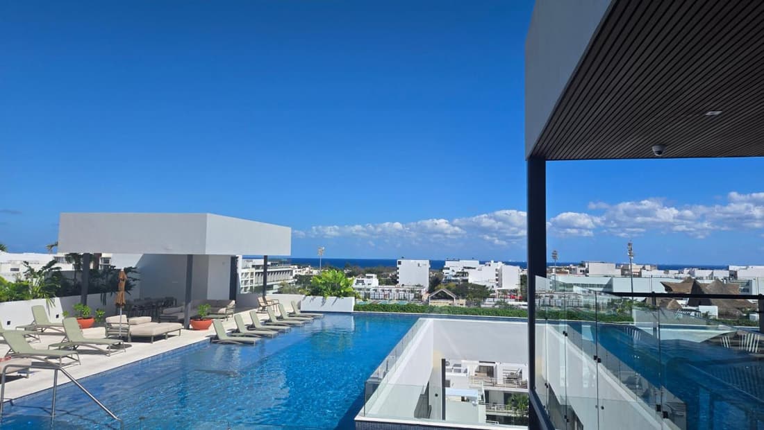 Playa's Golden Area -- Casa Omega 2BR 2BA tropical retreat, beach, infinite Pool, Gym
