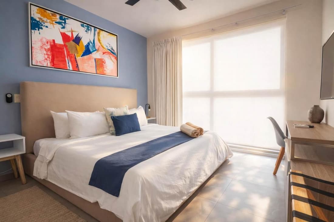 Luxury Condo 1BR Kitchen AC Gym Pool Cine 100MB