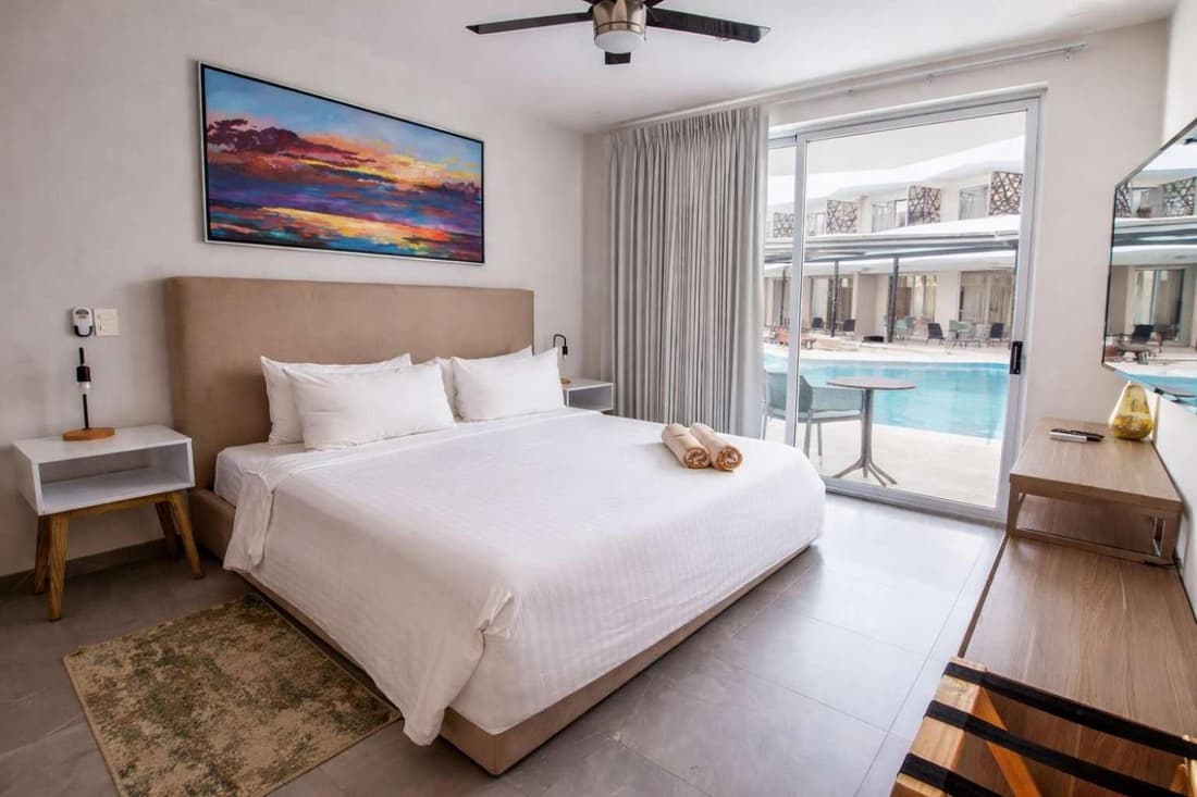 Modern Central Studio w Pools & Beach Nearby