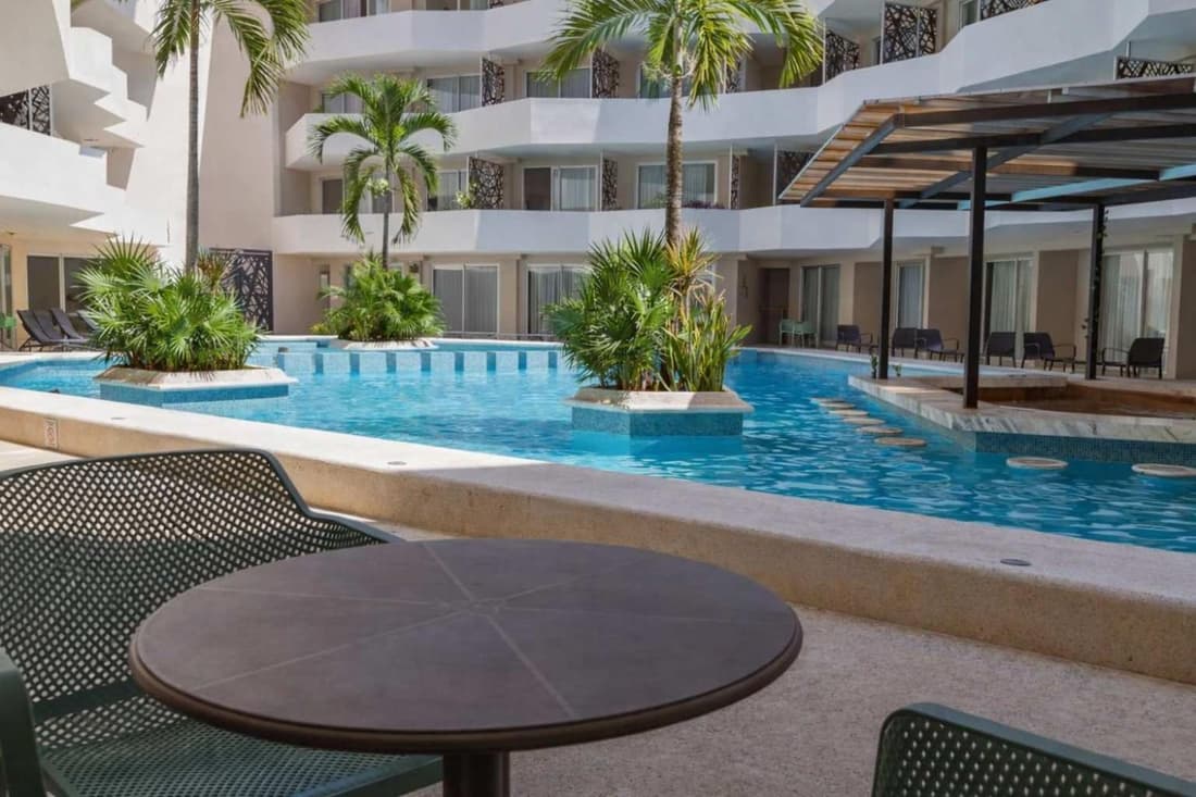 Modern Central Studio w Pools & Beach Nearby
