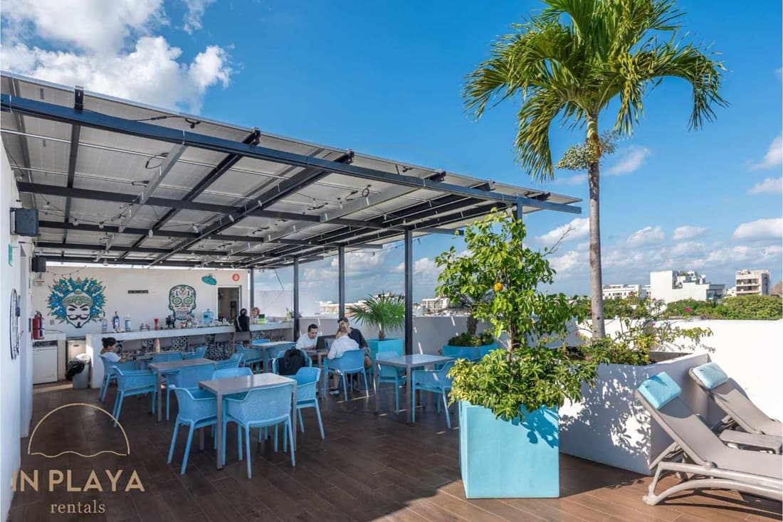 Modern Central Studio w Pools & Beach Nearby