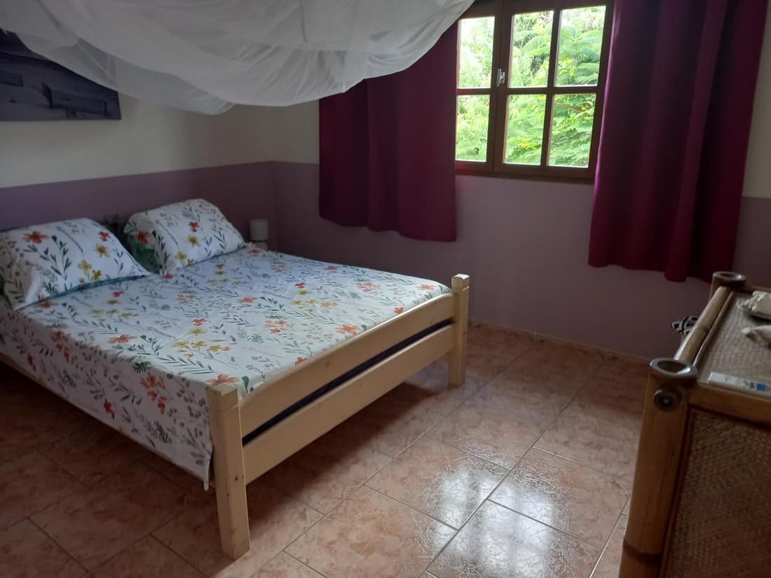 Appartement spacieux étage maison avec jardin à Ste Anne