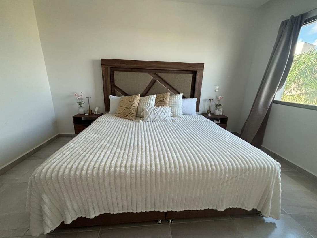 Modern Pool Retreat 2BR 2BA Long Island Cancún