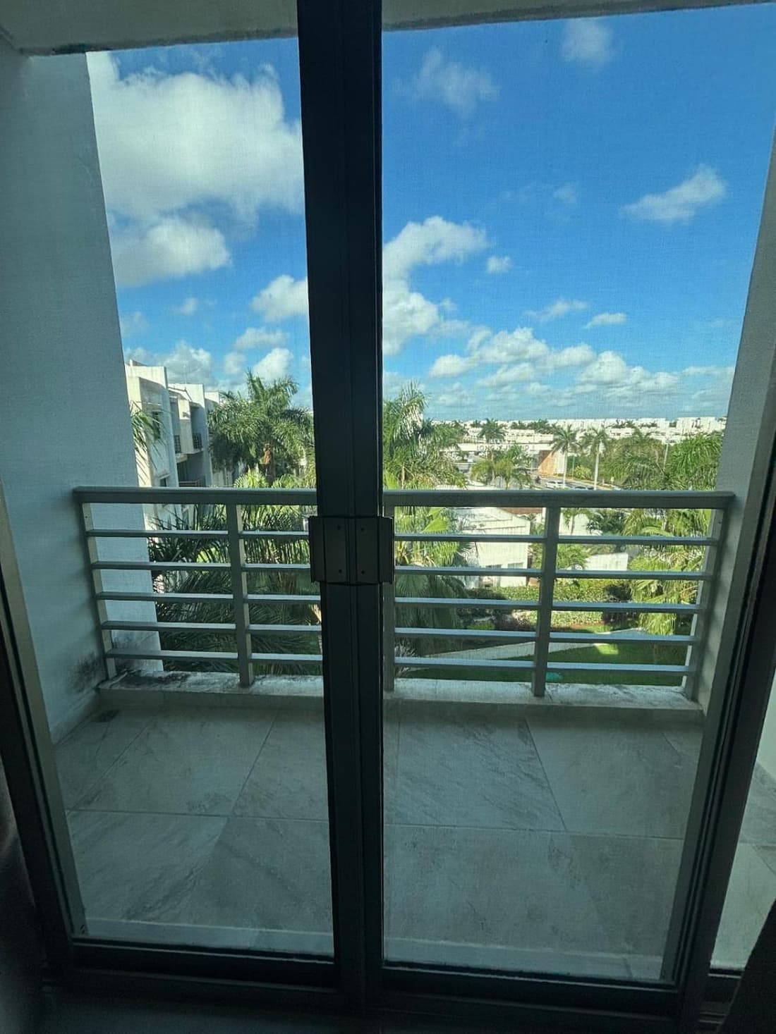 Modern Pool Retreat 2BR 2BA Long Island Cancún