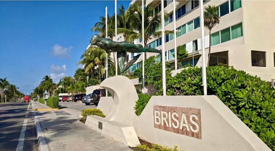 Brisas Cancun ZH BeachFront Apartment