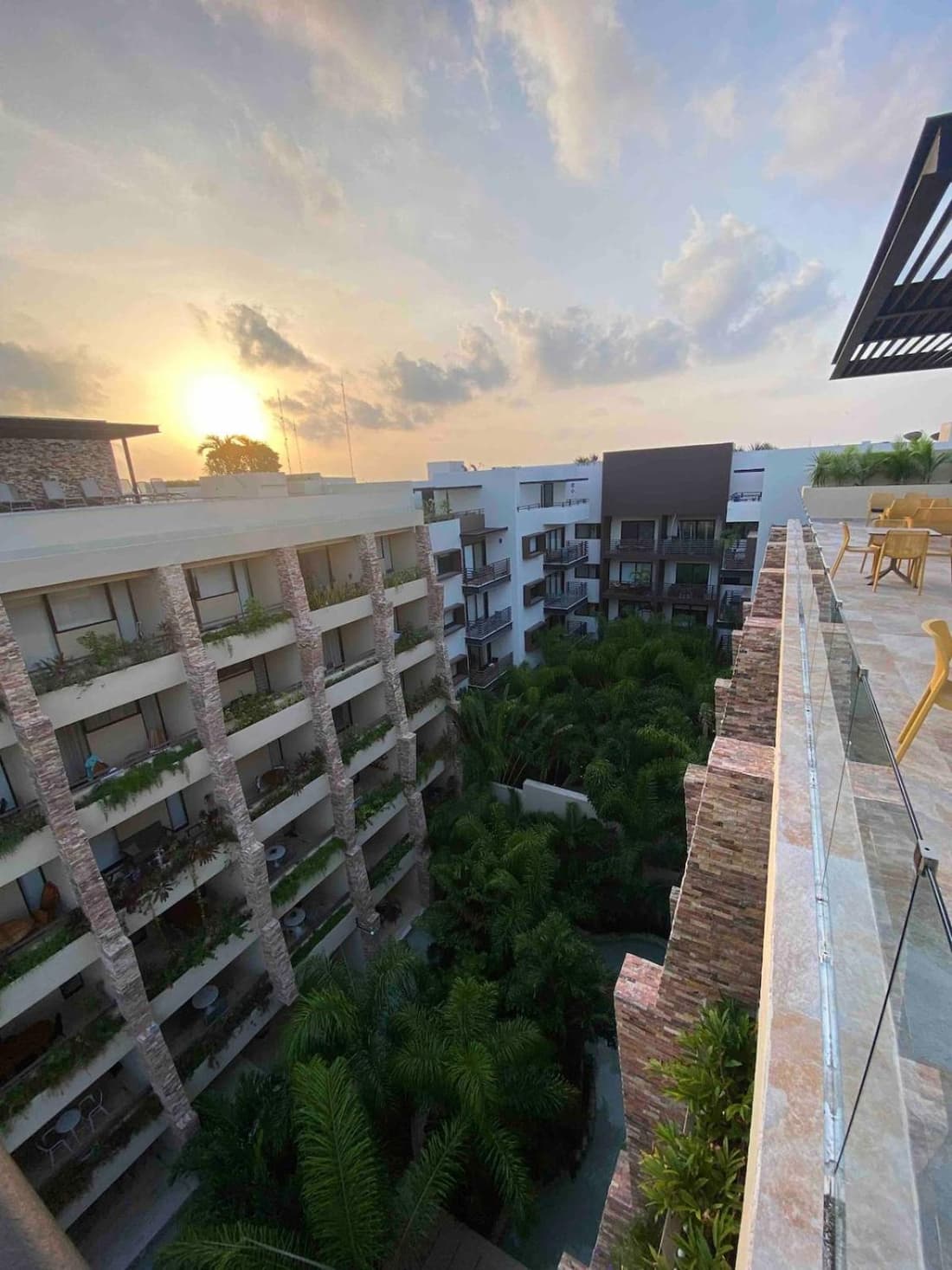 Luxury Studio Rooftop,Pool,Gym,Wifi,close to Beach
