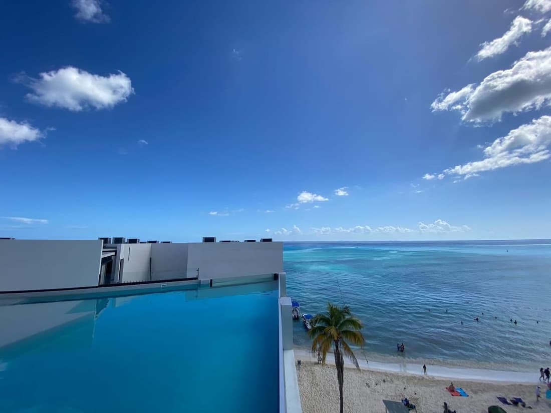 Ocean Front! Amazing Rooftop Pool, Walk to Fifth!