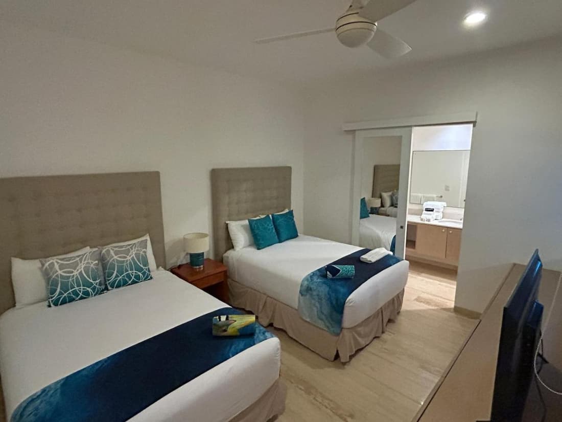 Seaview Roof Pool and Hammock 3 Blocks from Beach