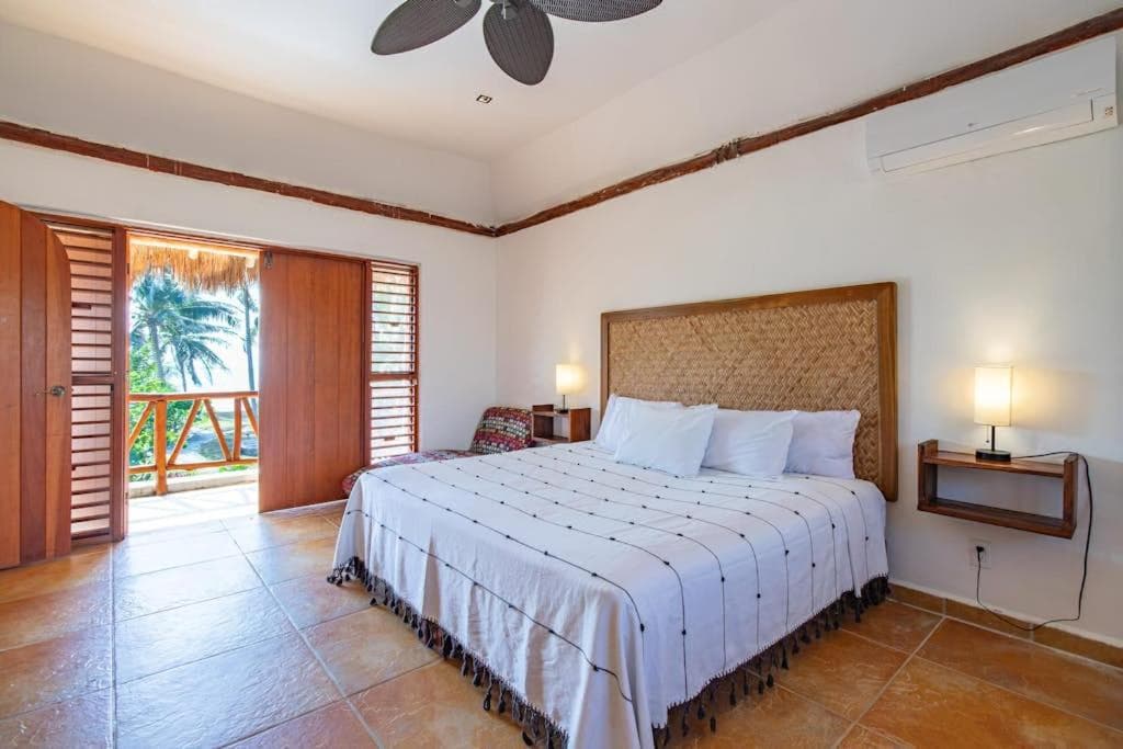Beachfront home with private pool beach access balcony with ocean views patio - Villa Belleza