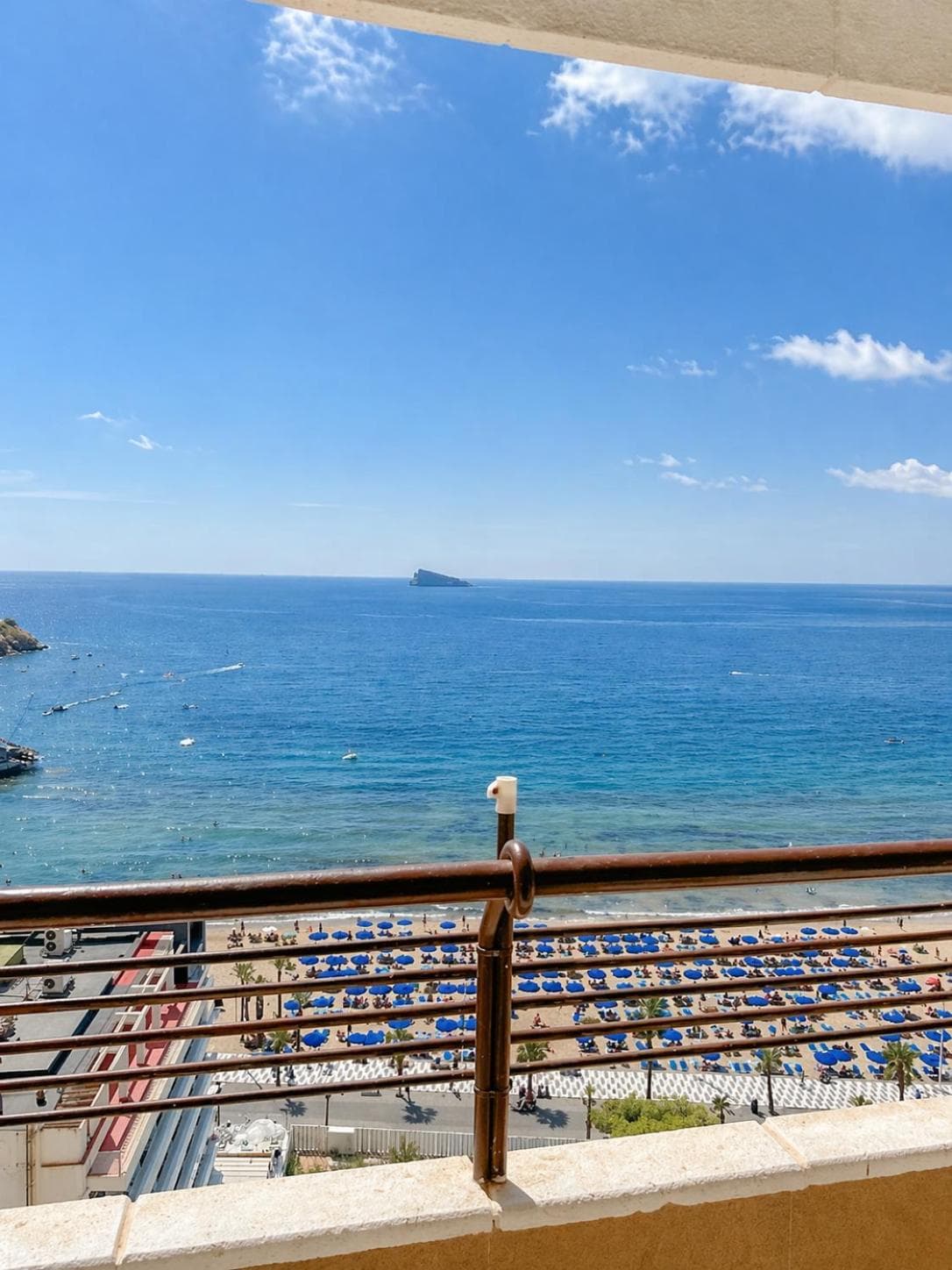 Apartamento en Primera Línea con Vistas y Piscina