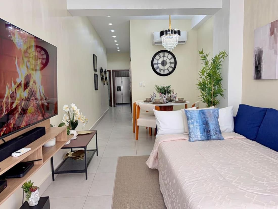 Modern 2 Bedroom Condo with Pool, gym, Wi-Fi.