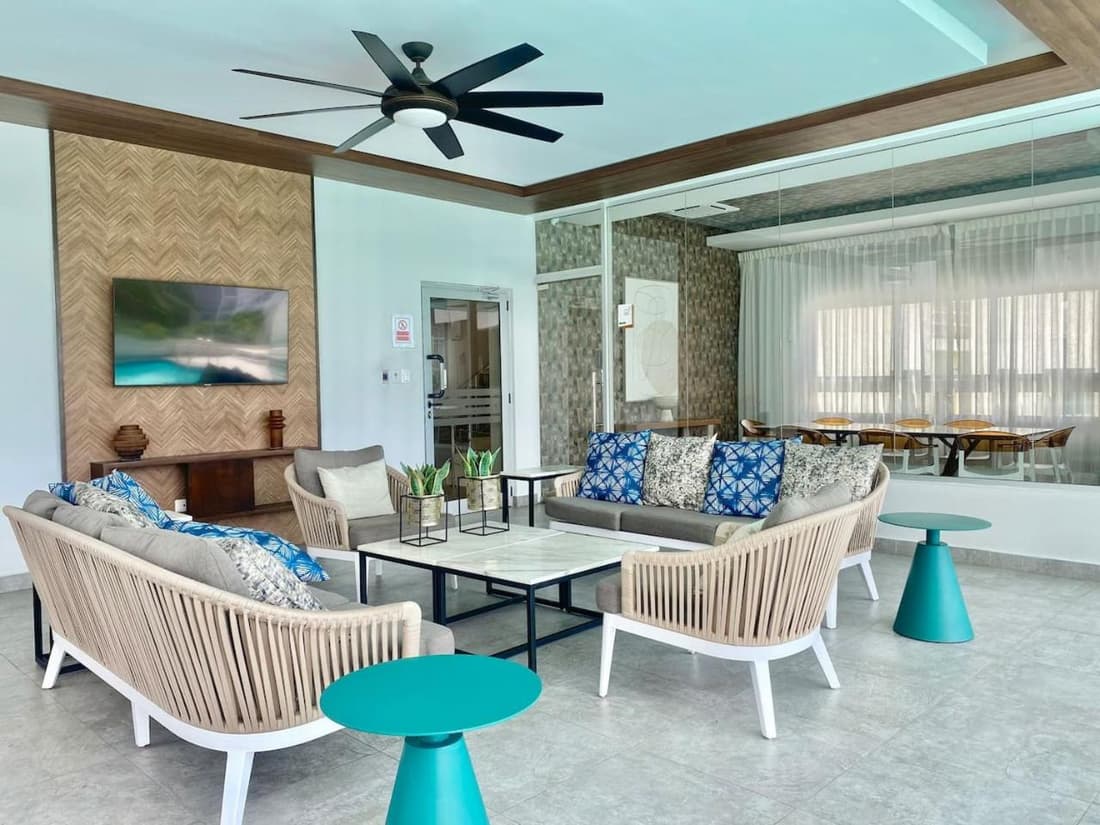 Modern 2 Bedroom Condo with Pool, gym, Wi-Fi.