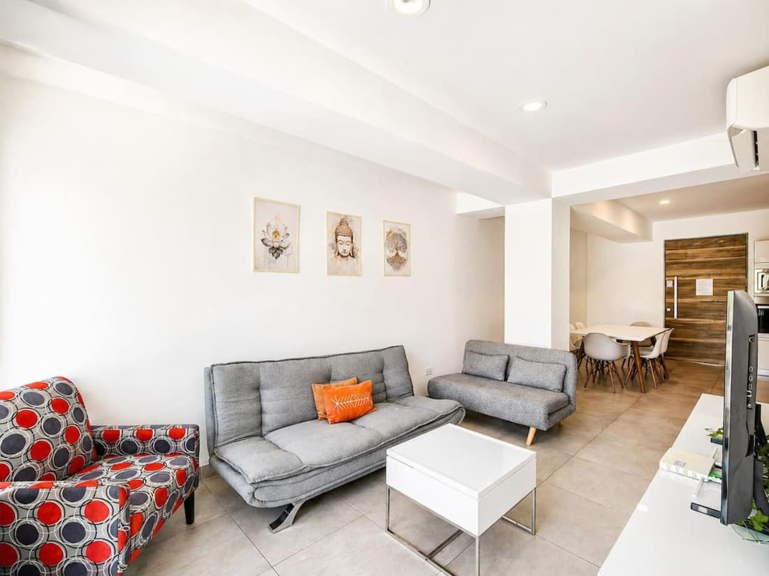 Icono 208 by Booking Guys Riviera