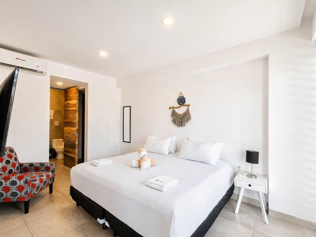 Icono 208 by Booking Guys Riviera
