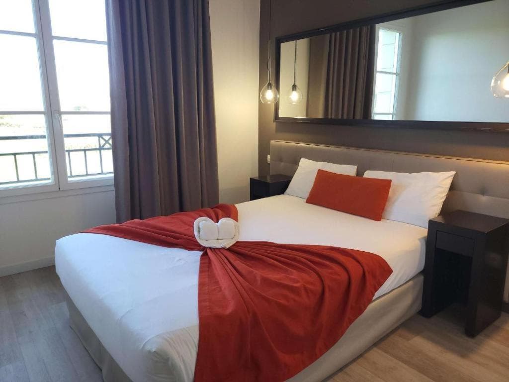 Disneyland Deluxe flat, outside pool, Climatisation, 1 min to Disney Parks