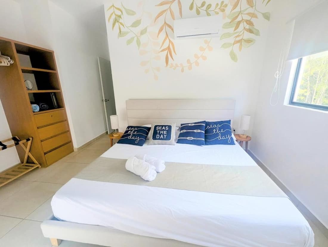Resort Vibes King bed pool balcony 10 min to Beach
