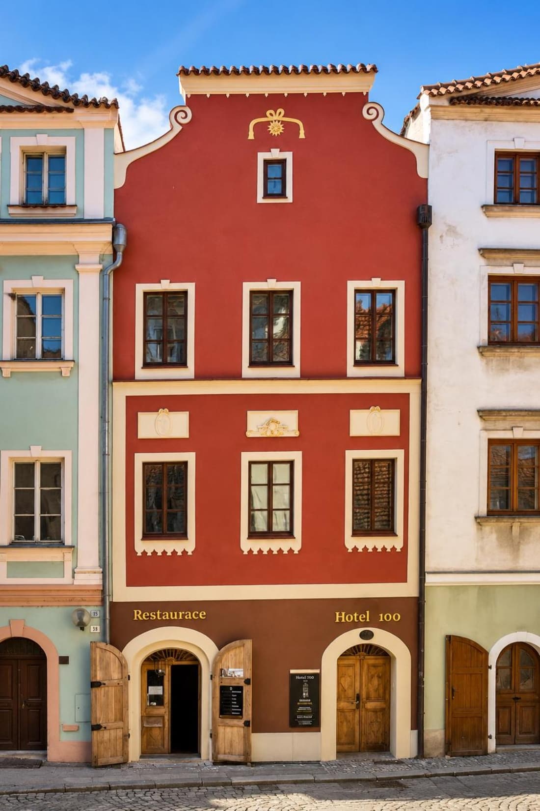 Hotel 100