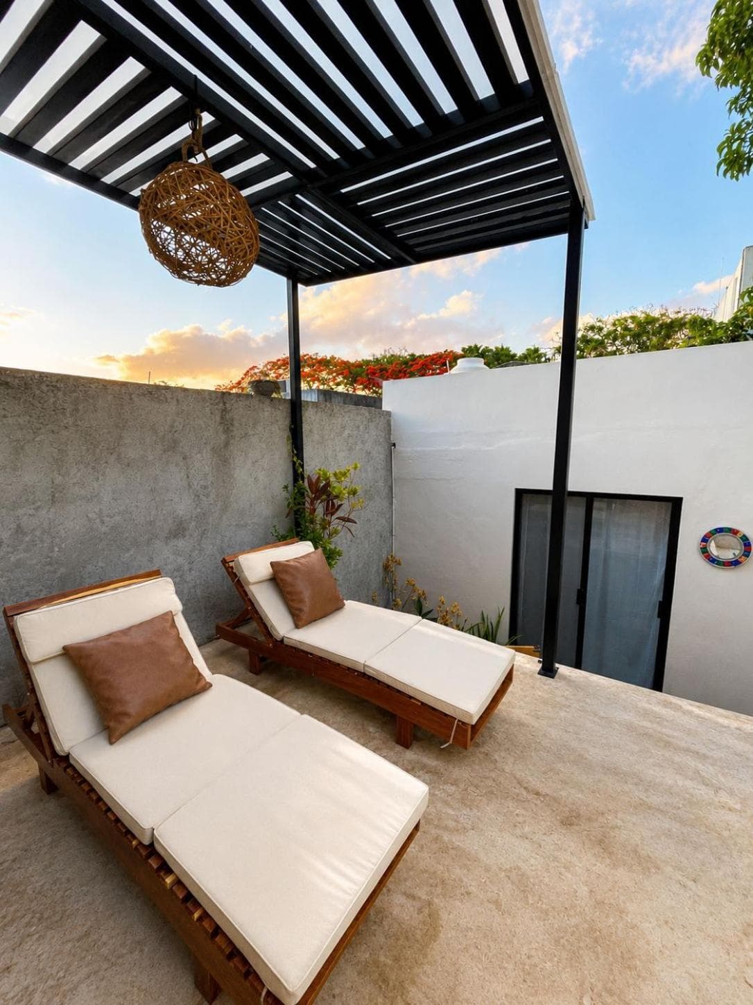 Private House with Pool, 2 Bedrooms, Parking & 2 Bikes