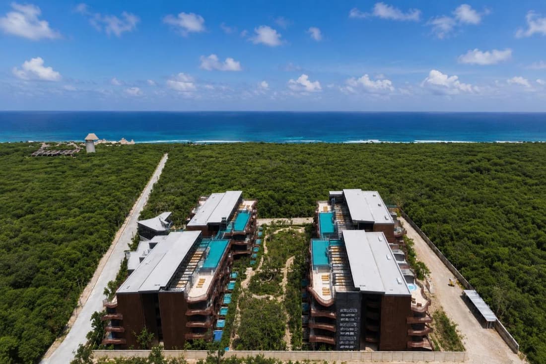 1BR - Sea View Rooftop pools steps to Beach & Jaguar Park