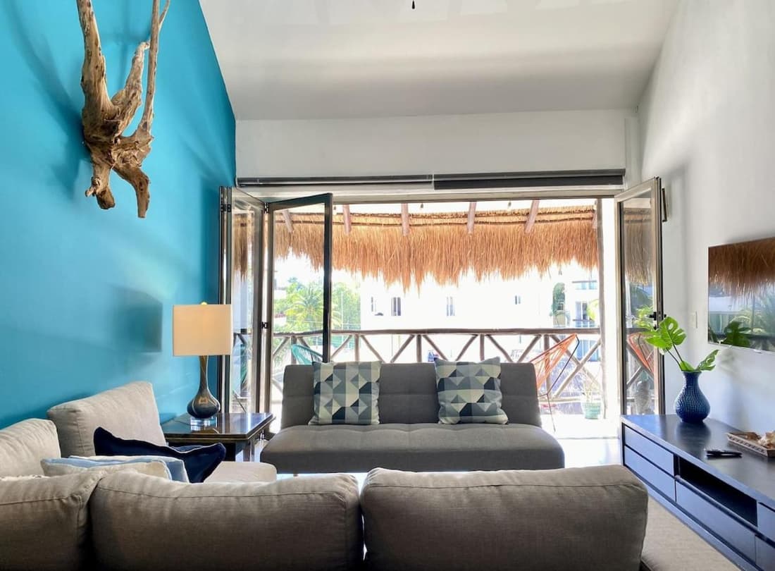 Beachside Penthouse with Pool & Balcony