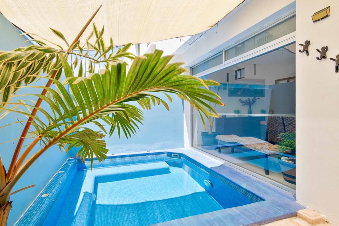 4 Bedroom Holiday Home with Private Pool and Great Location - fits 10