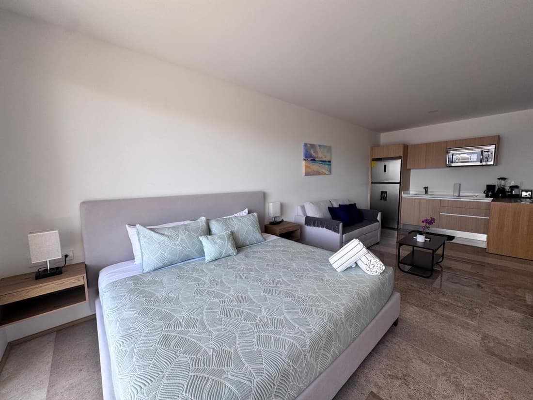 Stylish studio near 5th Avenue with ocean views