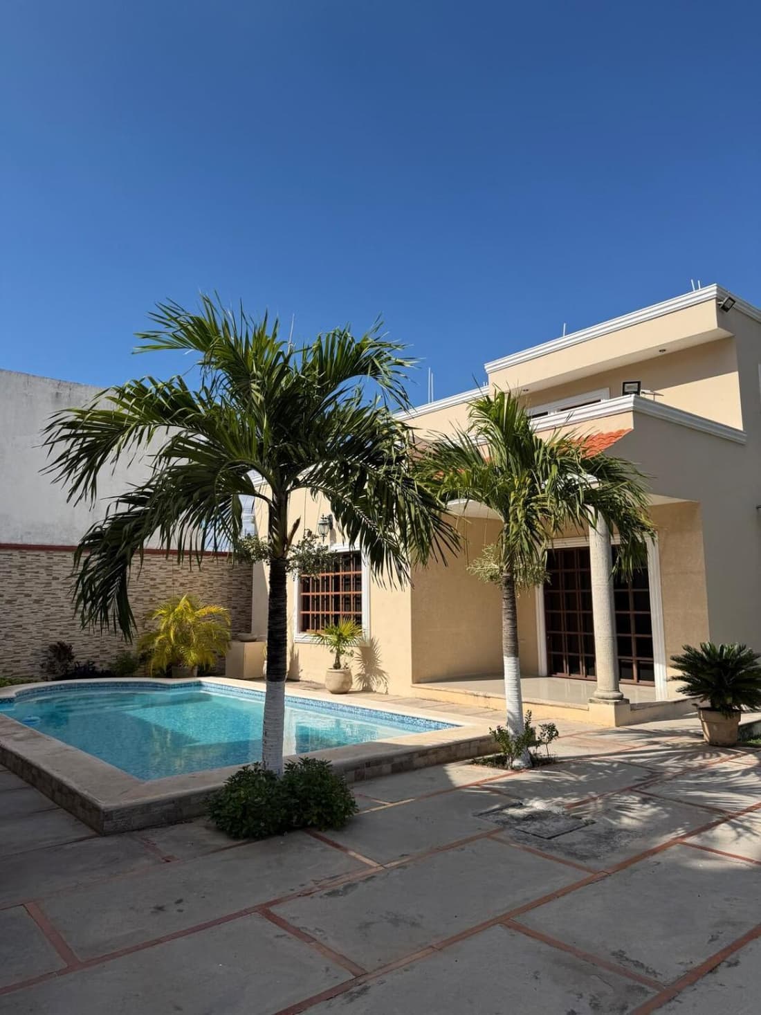 Gated house with garden and pool Mérida