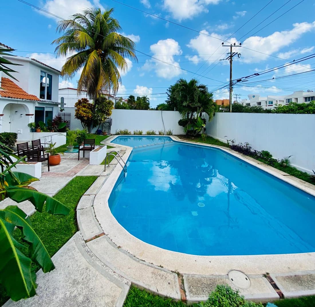 Central Room with Pool, WiFi and Air Conditioning