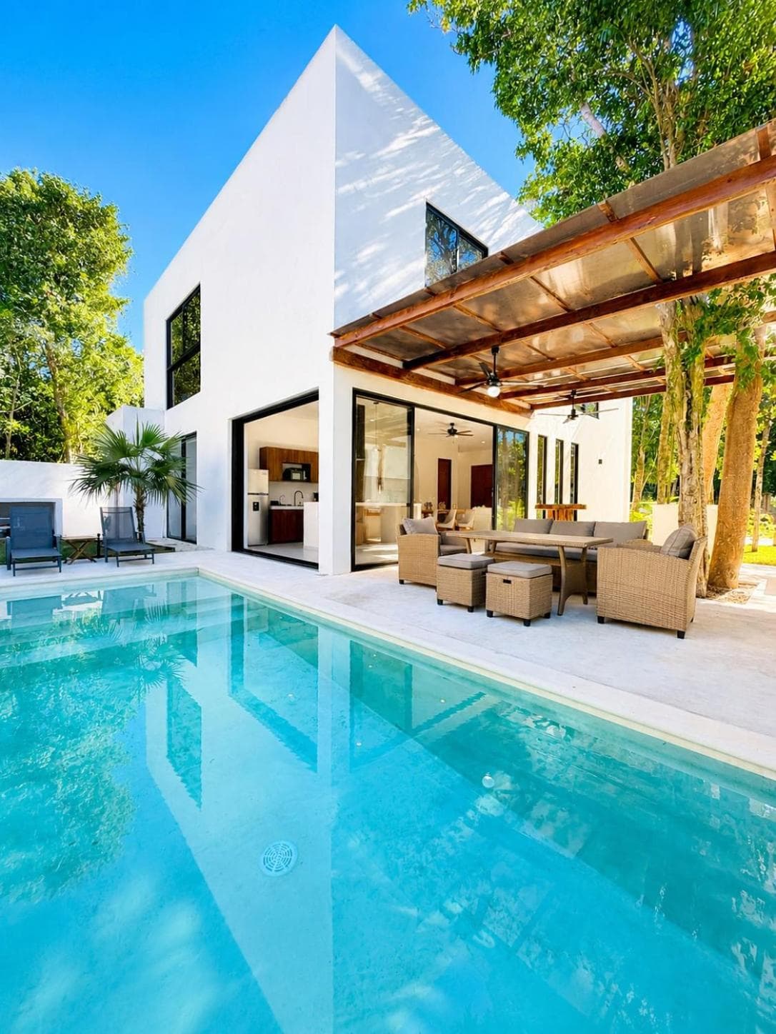 Villa de Lujo con Alberca Privada y Amplio Jardín