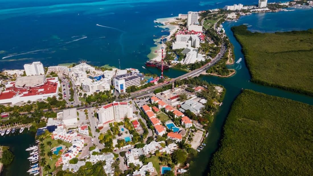 Incredible location in Hotel Zone, beautiful 3b condo
