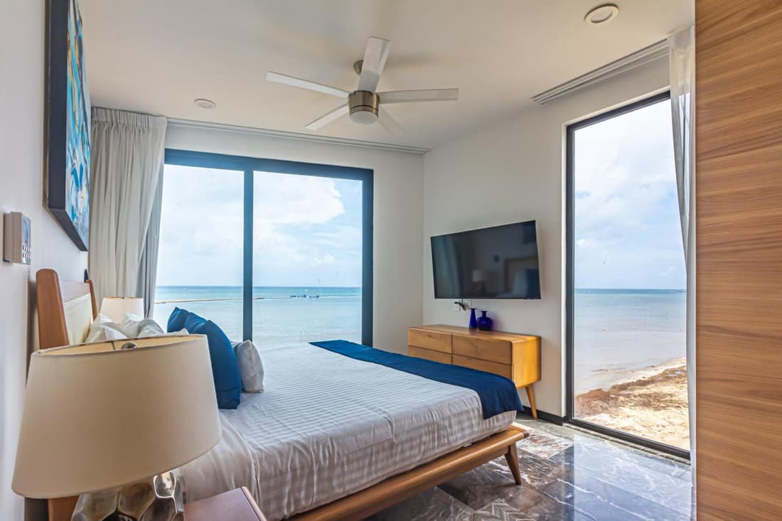 Ocean Front! Amazing Rooftop Pool, Walk to Fifth!