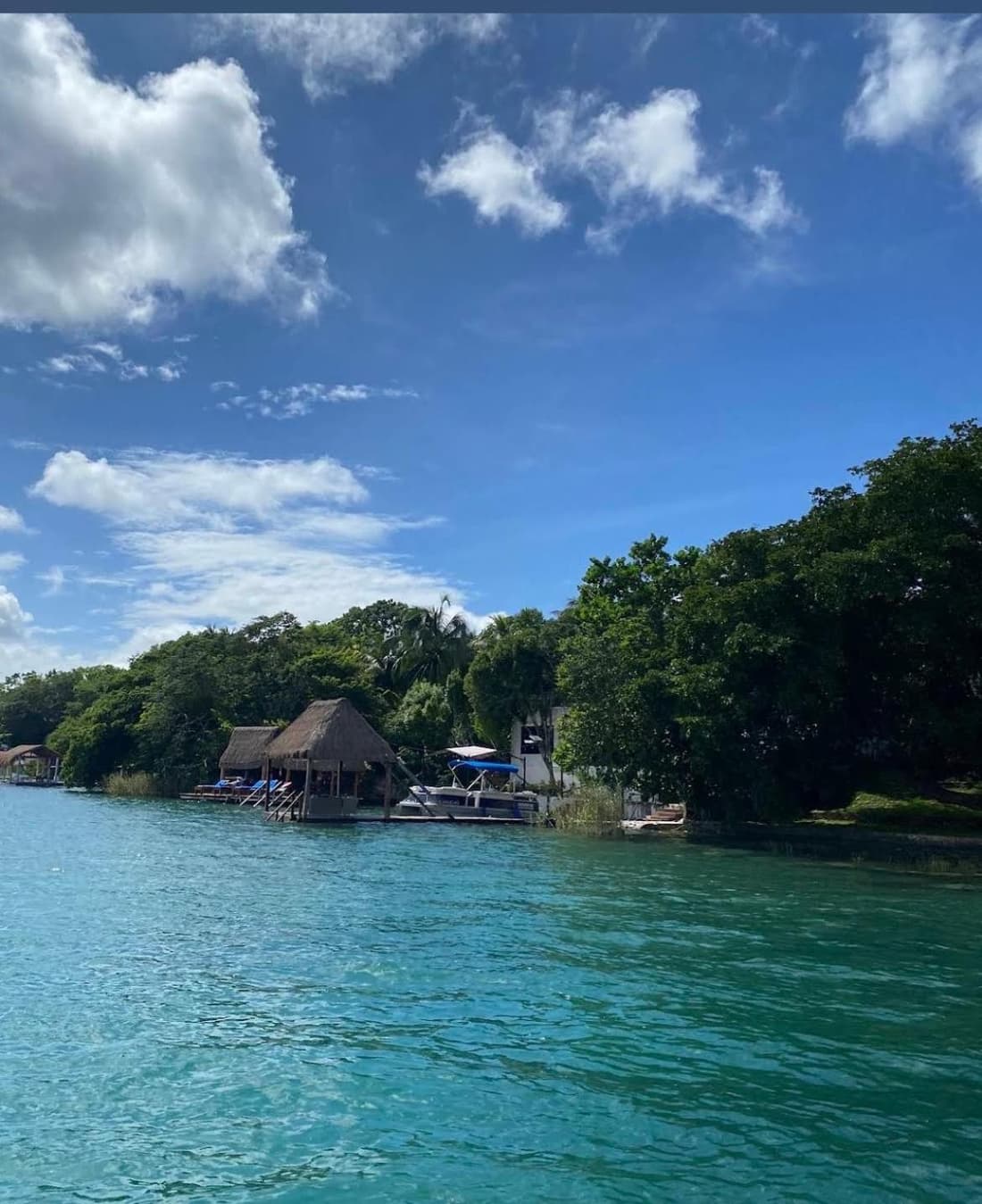 Navega en velero privado Motoko en la laguna de los 7 colores en Bacalar Quintana Roo